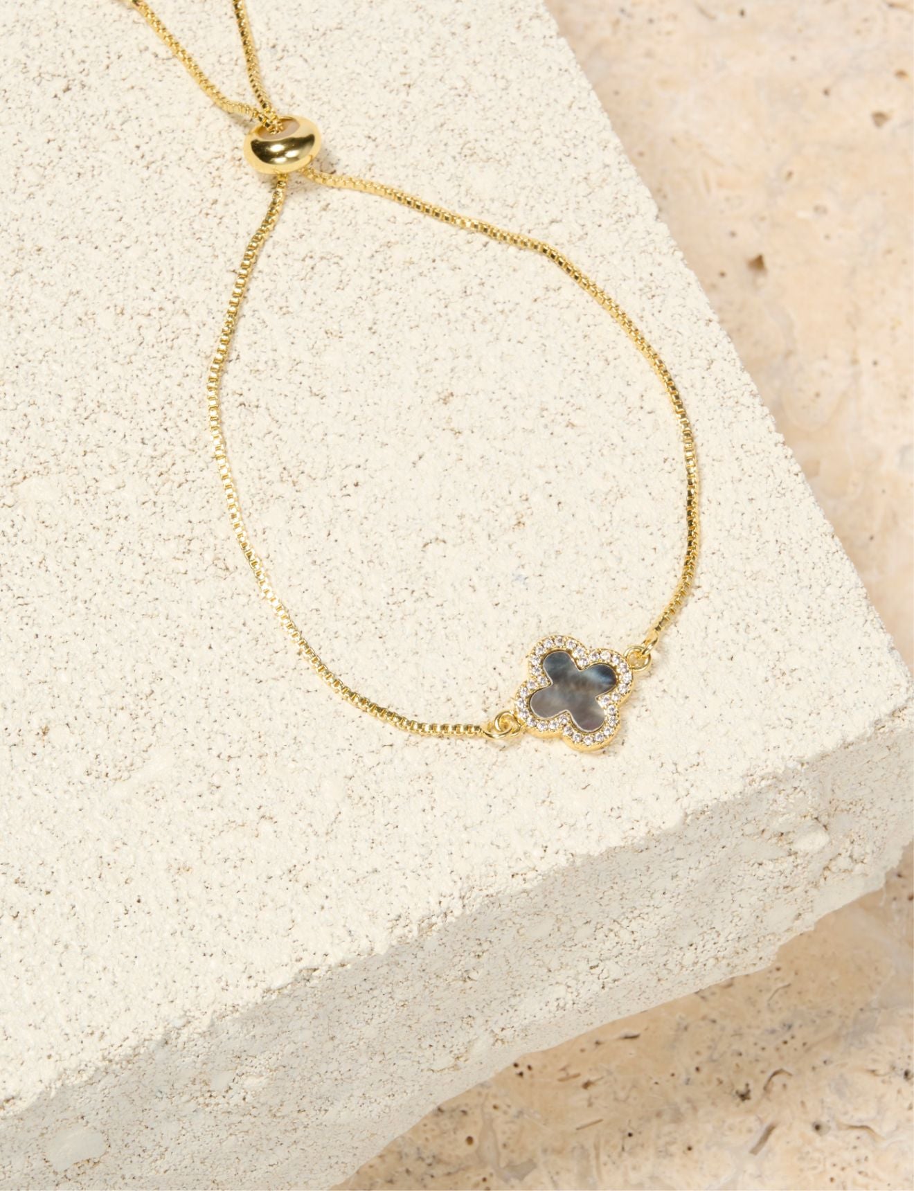 DIAMANTE PEARL CLOVER BRACELET