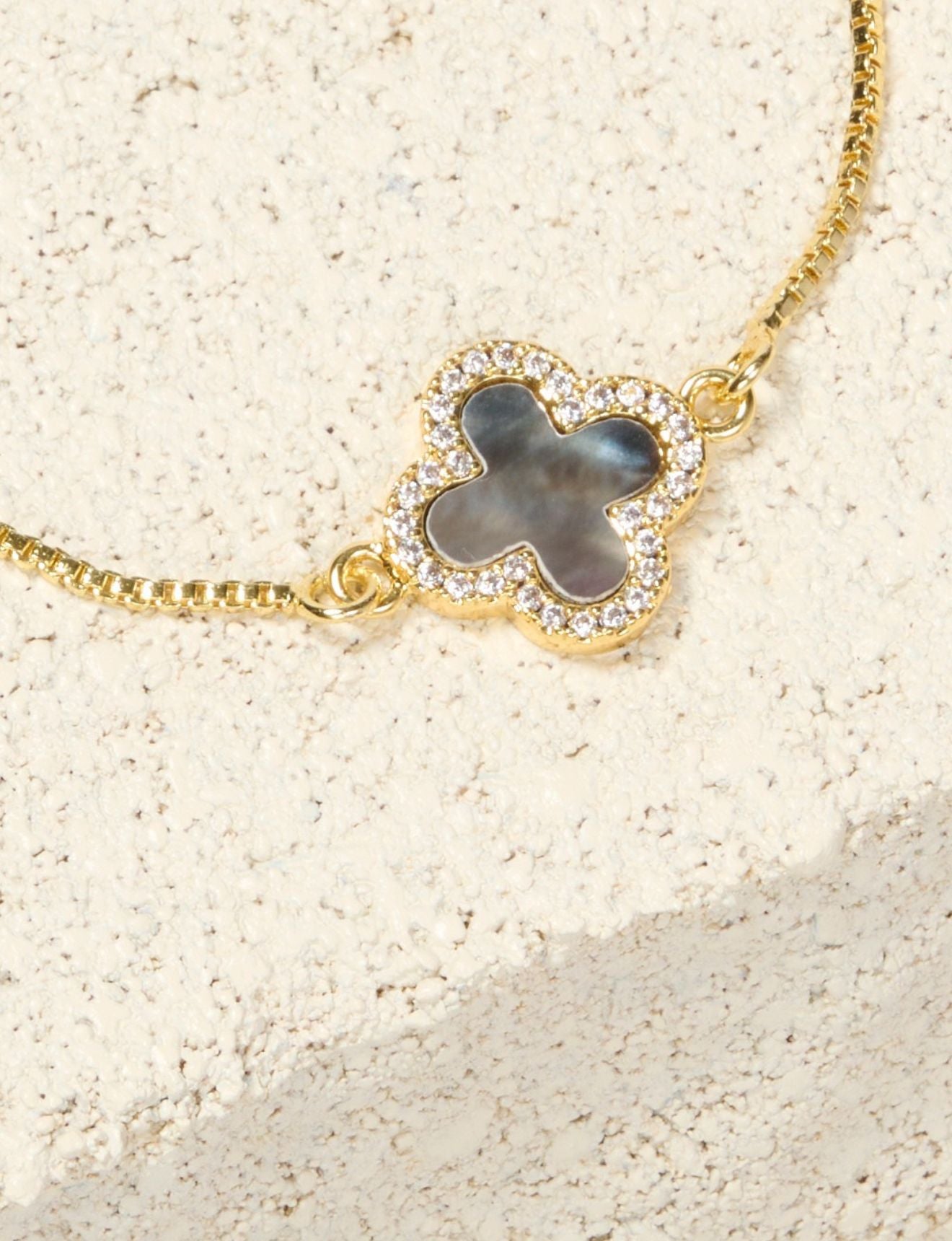 DIAMANTE PEARL CLOVER BRACELET